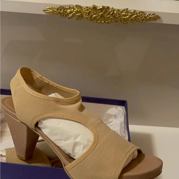 Stuart weitzmen soft starchy sandal with strong sole and heels chic and comfy - Picture 2 of 16